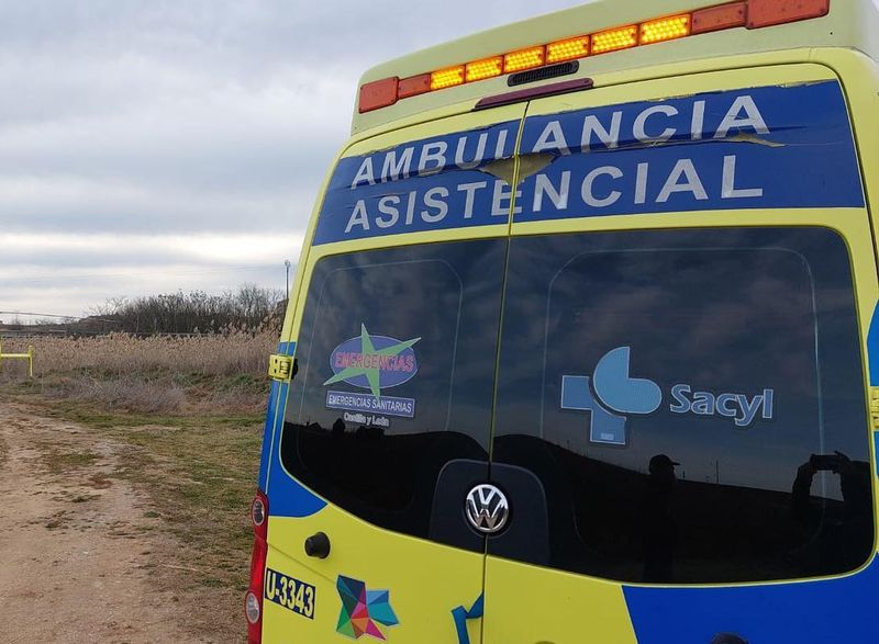 Dos heridas tras la salida de la carretera de su coche en Pedrosillo El Ralo