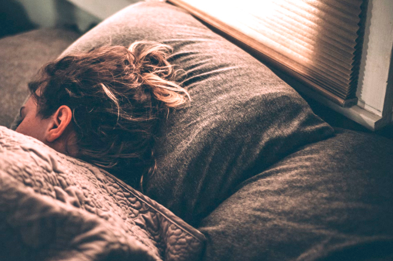 Hábitos y rutinas para dormir bien por la noche  