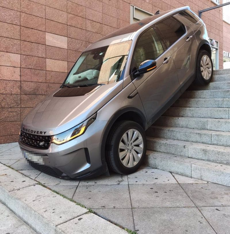 Un coche queda atrapado en unas escaleras por un despiste con el navegador