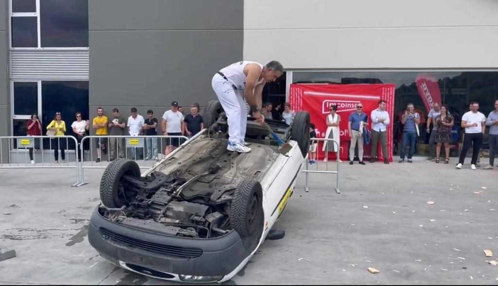 El hombre que impresionó a Pablo Motos en El Hormiguero llega a Castellanos de Moriscos para cortar ¡dos coches con su hacha!