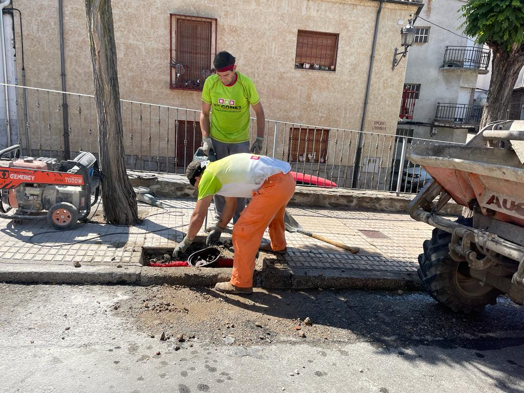 Trabajos de reparación de acerado y pavimento en numerosas calles de Alba de Tormes