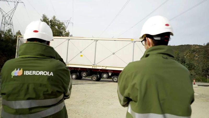 Una empresa salmantina instala en Extremadura una subestación de Iberdrola trasportada desde Italia
