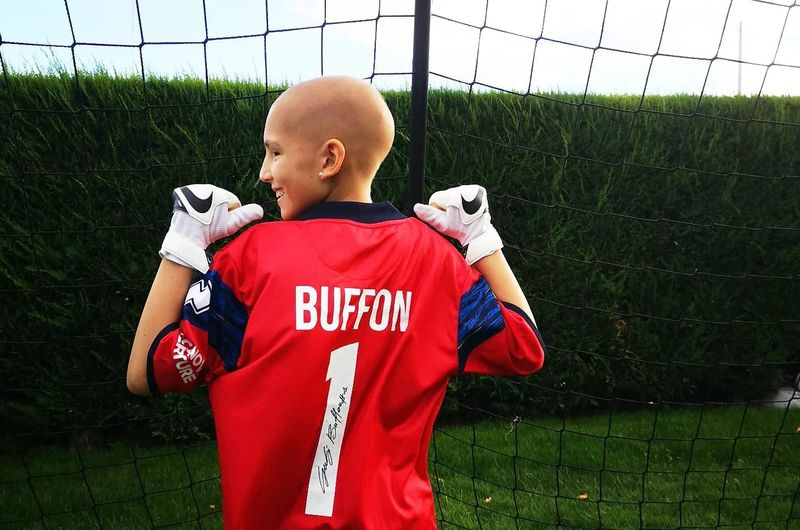 Una camiseta firmada y dedicada por el mítico Gianluigi Buffon, el último detalle con M4RÍA, la Princesa Guerrera Futbolera