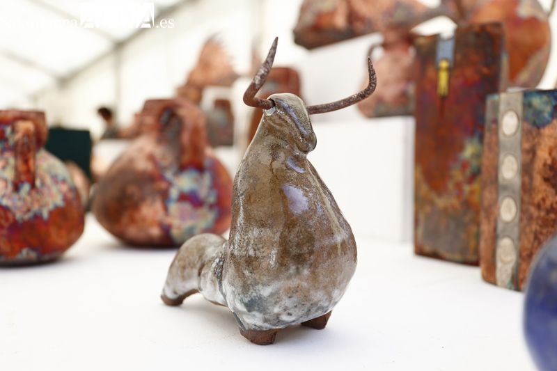 Cerca de 20 artesanos exhiben sus creaciones en la plaza de Anaya