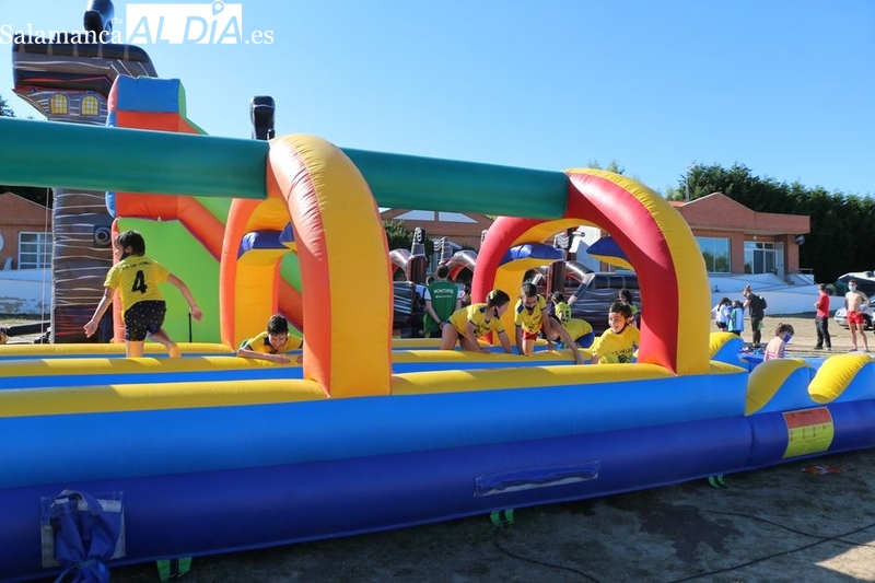 El Ayuntamiento de Vitigudino sustituye los toboganes acuáticos por castillos hinchables