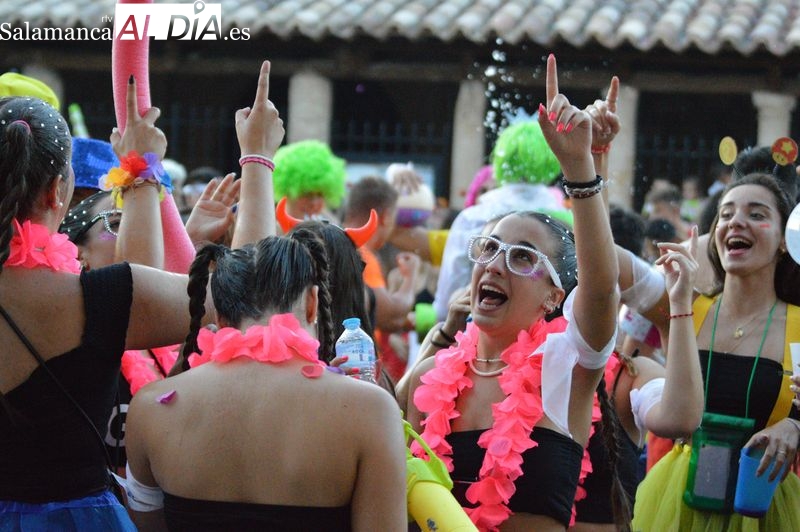 Estalla la fiesta en Carbajosa de la Sagrada con la alegría de las peñas por bandera