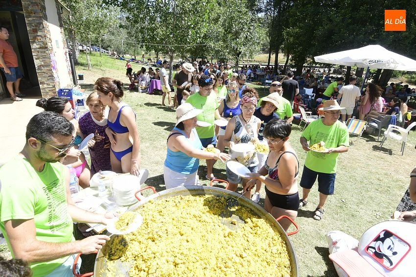 Serradilla del Llano da buena cuenta de una enorme paella