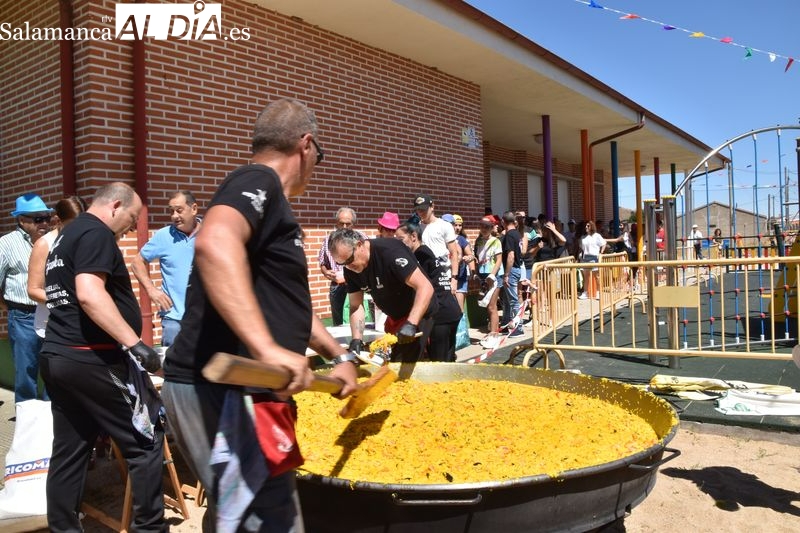 Gomecello disfruta de sus fiestas con la típica paella y su millar de raciones