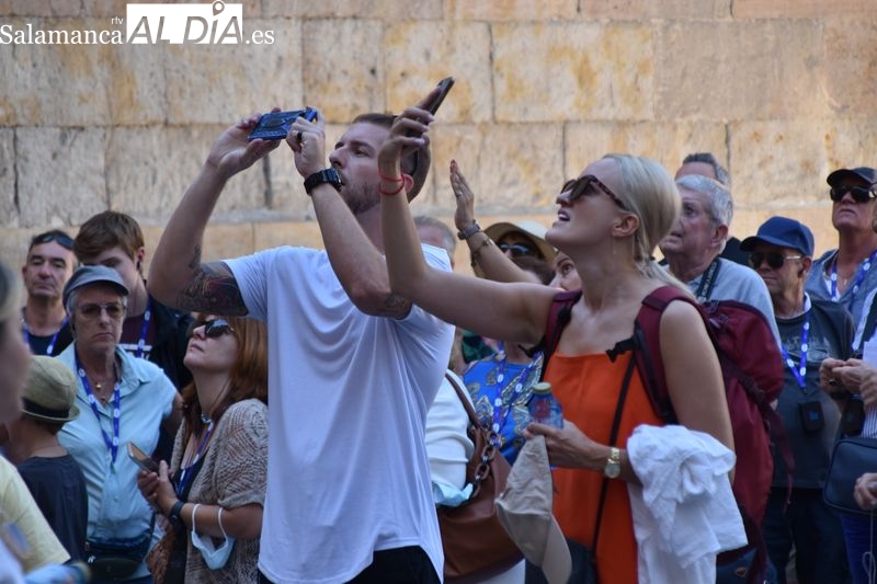 Los turistas disfrutan con los encantos de Salamanca
