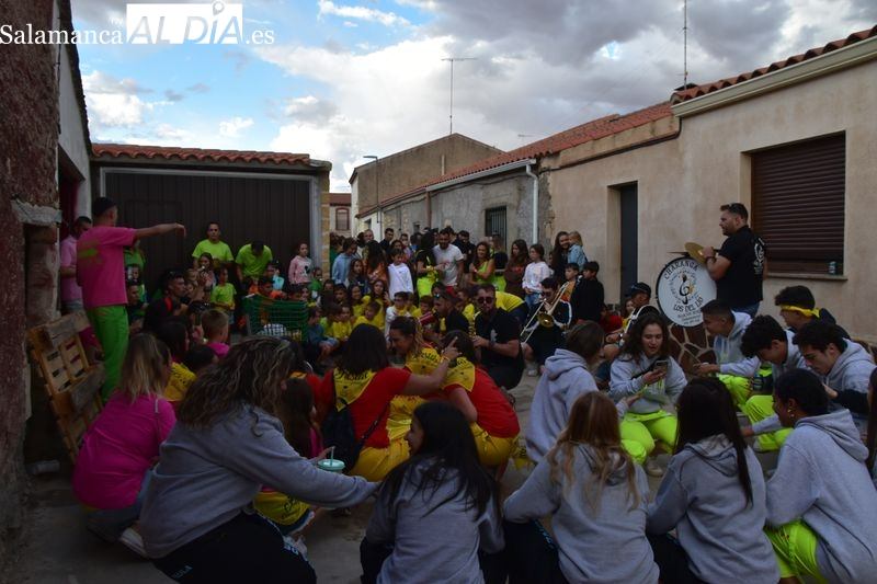 Calzada de Valdunciel se divierte con la charanga con peñas, el chupinazo y la proclamación reyes y reinas de sus fiestas