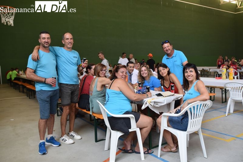 Vecinos y amigos disfrutan de la tradicional comida de peñas en Doñinos