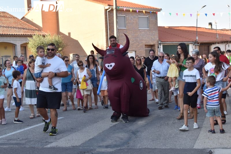 Niños y mayores disfrutan con el encierro infantil ‘Torolé’ en Moriscos