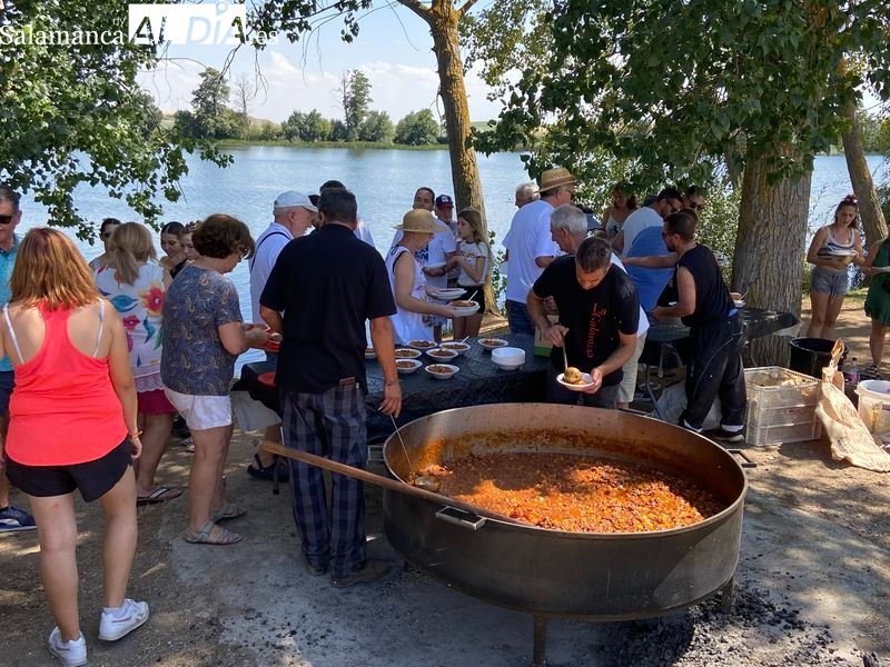 Los vecinos de Villagonzalo de Tormes comparten una rica comida 
