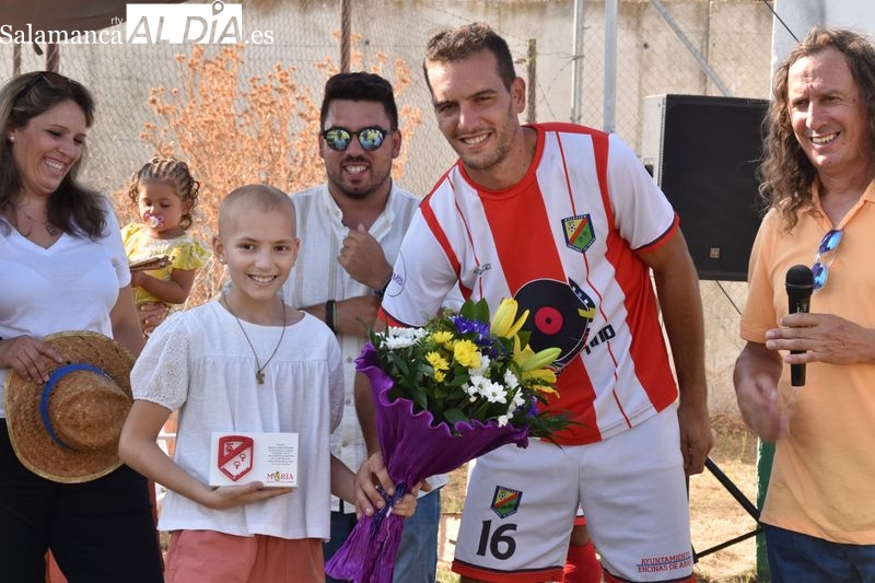 Emocionante homenaje a M4RÍA, la Princesa Guerrera Futbolera, con ex futbolistas internacionales en su trofeo