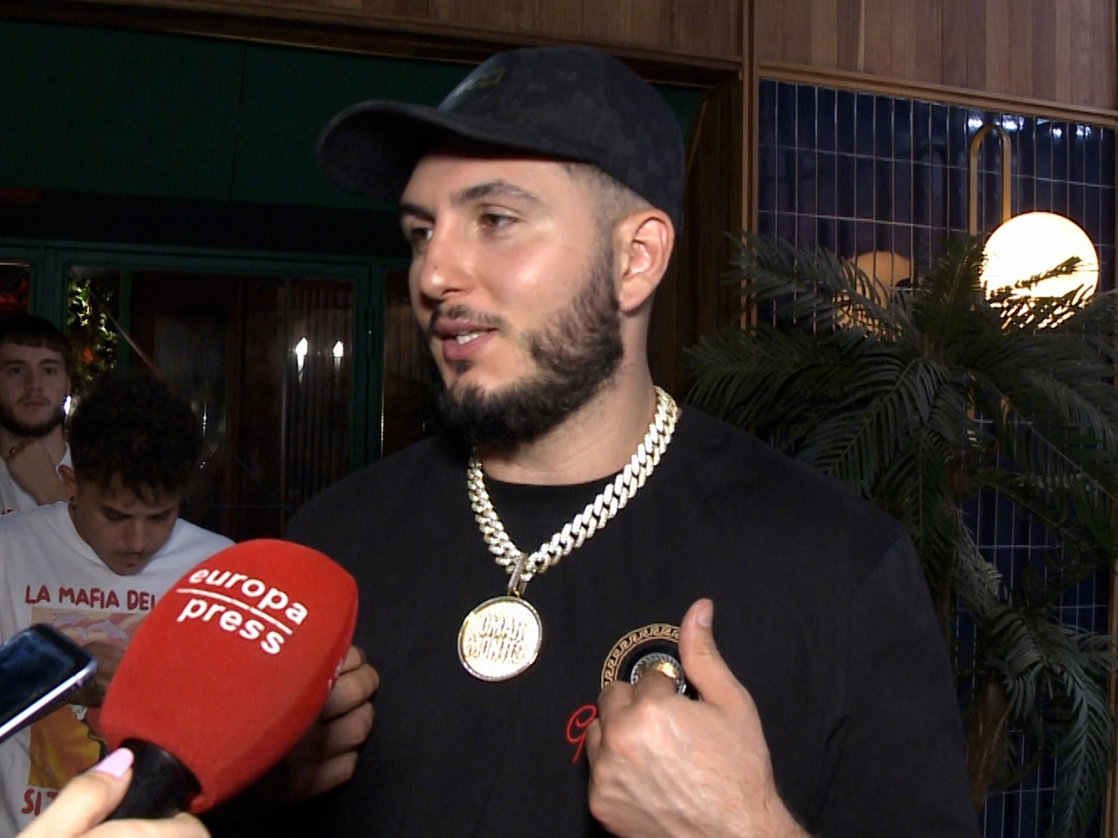 Omar Montes desata la locura en Madrid con su Ferrari y acaba siendo multado por la policía