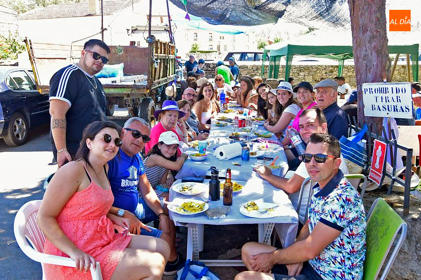 Cerca de 800 personas despiden en torno a la mesa las fiestas de Casillas de Flores