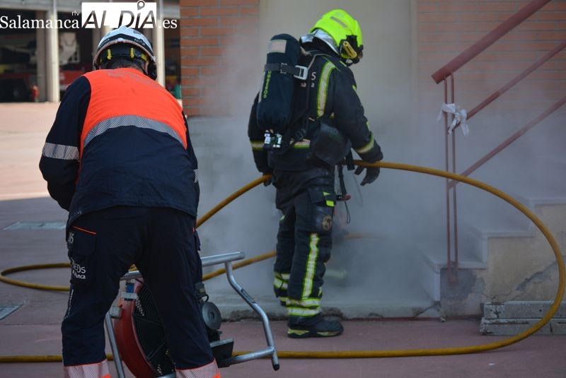 Así sofocan un incendio bajo rasante los Bomberos de Salamanca