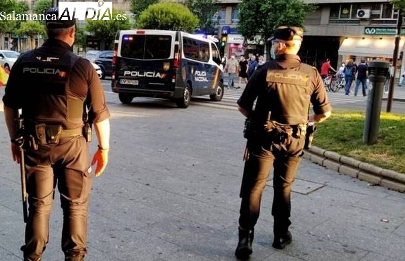 Revienta la ventanilla de un coche en Salamanca, a plena luz del día, para llevarse unas gafas
