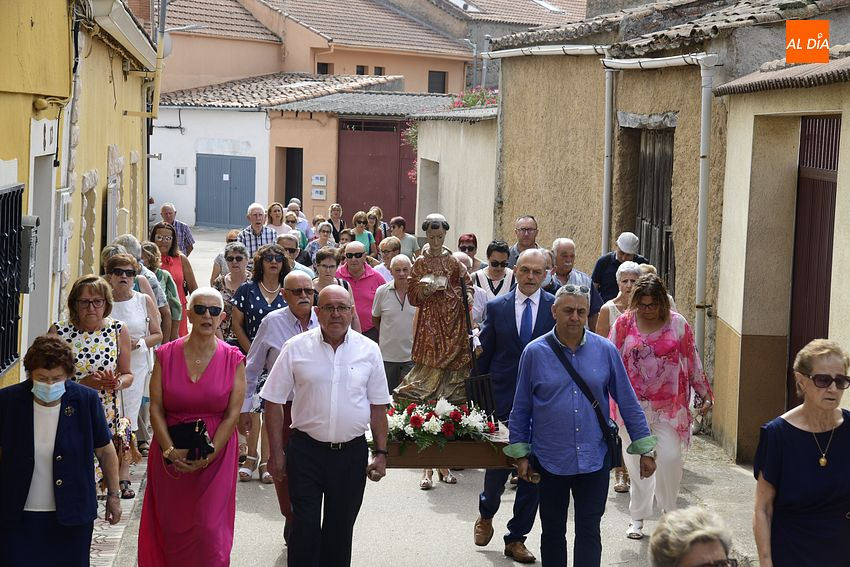 La imagen de San Lorenzo procesiona en una parva procesión por las calles de El Bodón