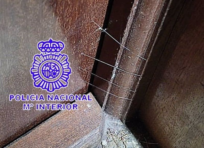 Si ves estos hilos de pegamento en puertas, llama de manera inmediata al 091