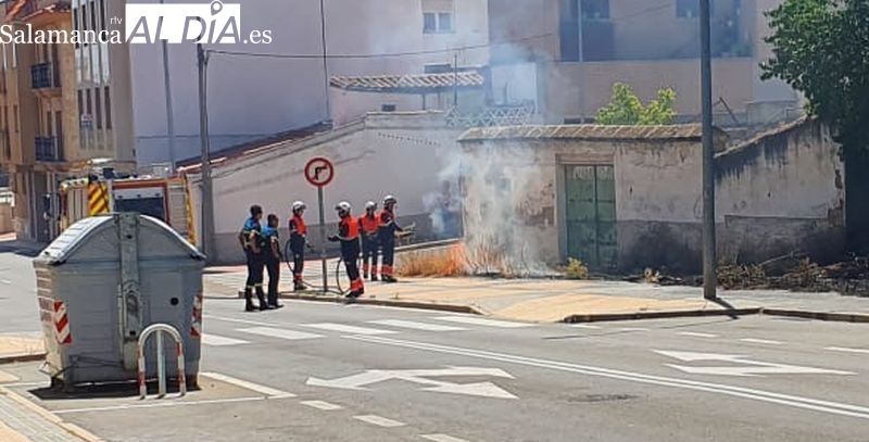 Controlado un pequeño incendio de rastrojos junto a viviendas del barrio de Capuchinos