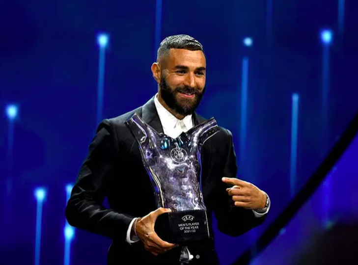Benzema recibe el premio a Mejor Jugador del Año de la UEFA y calienta motores para el Balón de Oro