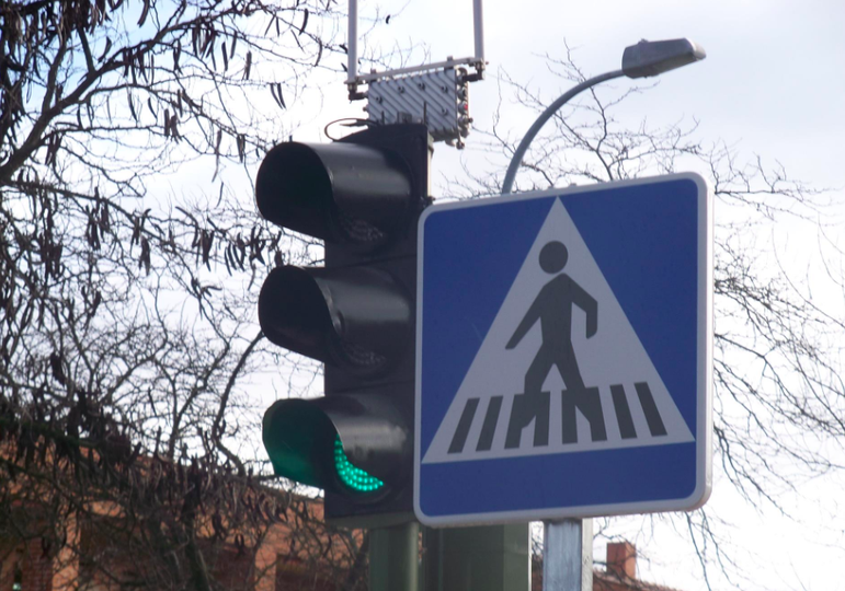 La DGT pide analizar puntos conflictivos donde pueda interesar eliminar el ámbar en los semáforos 