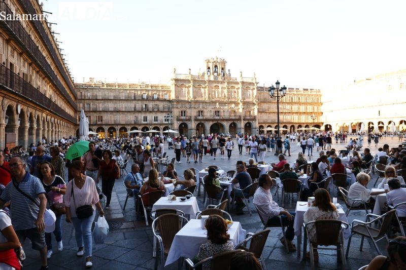 El buen tiempo anima a los salmantinos a disfrutar la tarde del viernes en el centro de la ciudad