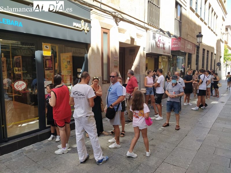 Cola en la calle Concejo para la recogida de las camisetas que el Salamanca UDS regala a sus abonados 