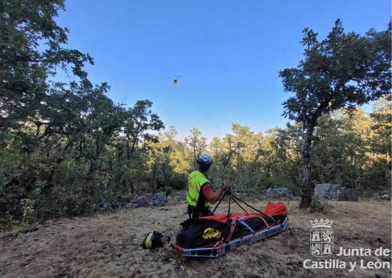Complejo rescate de un escalador que quedó colgando de una cuerda en Membibre de la Sierra