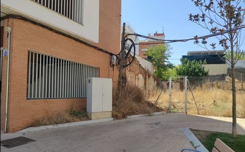 Avisan por el peligro de restos de vegetación y cables en este barrio salmantino