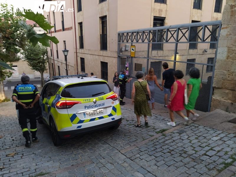 La Policía Local rescata a cuatro turistas encerrados en la Cueva de Salamanca 