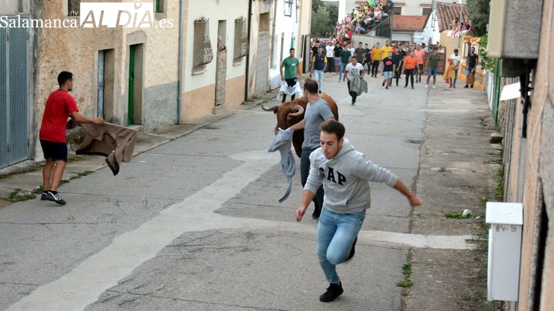 Bañobárez inicia sus festejos taurinos con un entretenido Toro de cajón