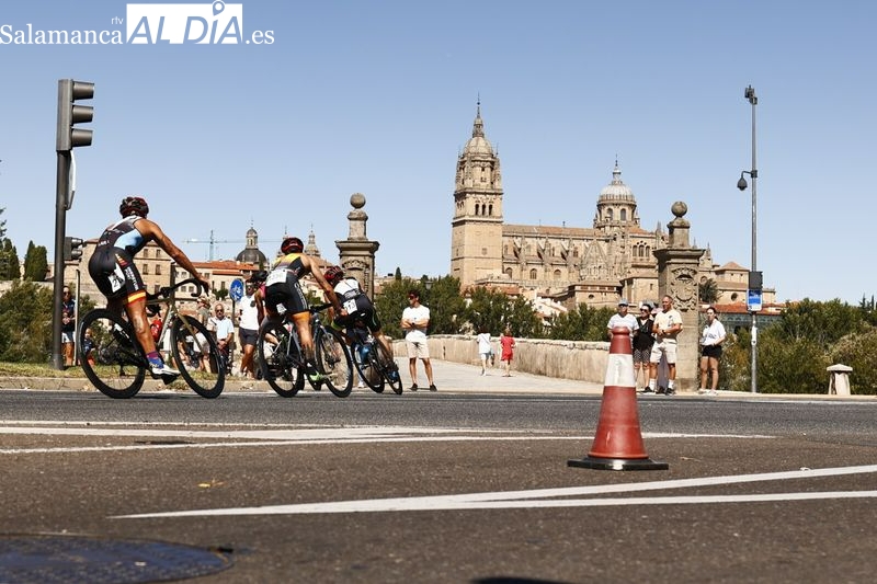 Multitud de atletas se echan a las calles de Salamanca en plenas Ferias con un entretenido Duatlón