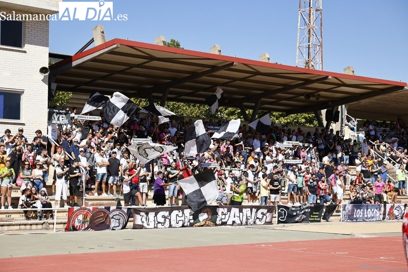 La afición de Unionistas no falla al reencuentro liguero con Las Pistas