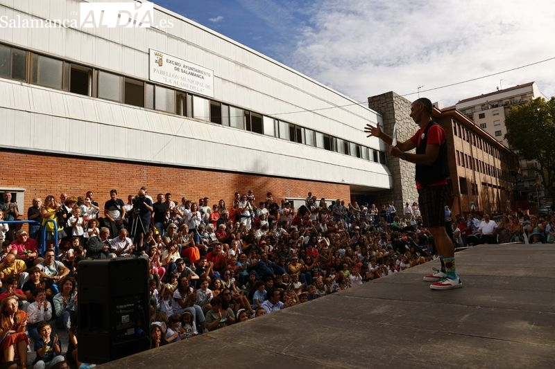 El Mago Oski inaugura el XVI Festival Artes de Calle con la actuación «Un, Dos, Tres, Abracadabra»