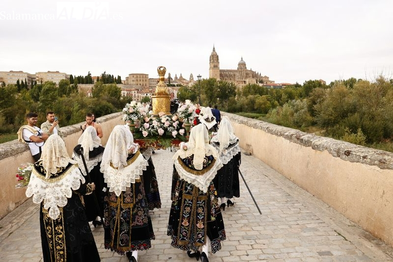 La ofrenda floral en honor de Santa María de la Vega alza el telón de las Ferias