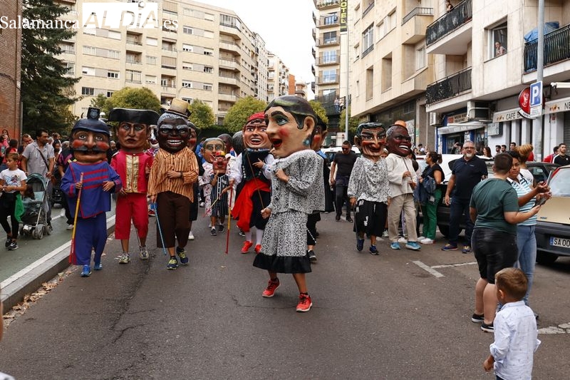 Los cabezudos llenan de alegría y color las calles de Salamanca