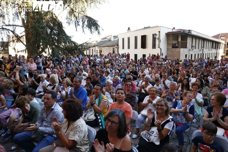 Ambientazo en el Patio Chico con la actuación de Kalinka