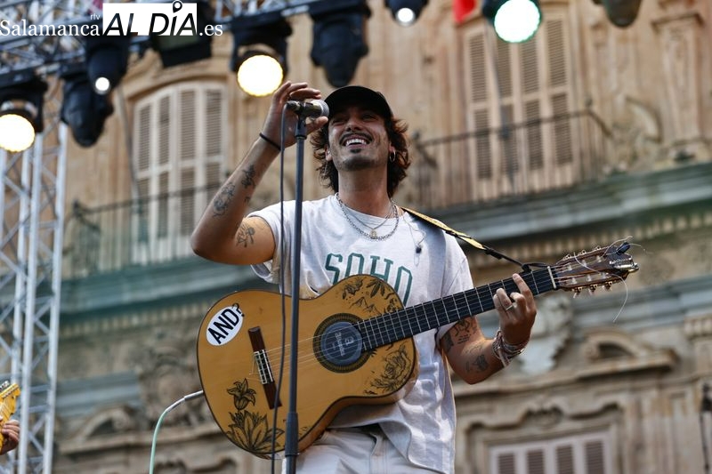 Paul Alone conquista a la Plaza Mayor con su concierto