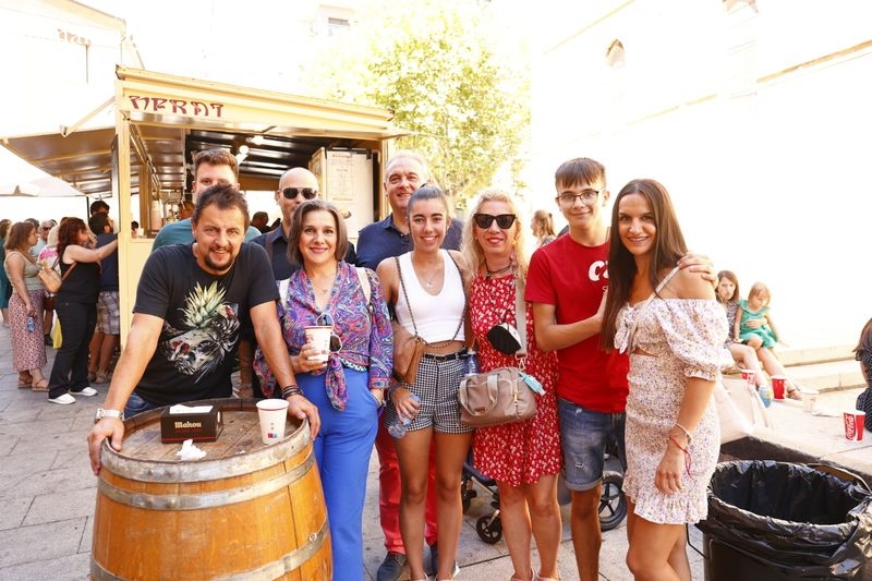 Gran ambiente en las casetas de la plaza de San Juan de Sahagún