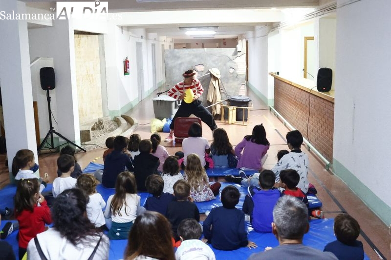 La actuación Reclownversiones se traslada al interior de La Alamedilla por el mal tiempo