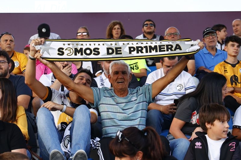 La afición de Unionistas no se pierde el primer partido de su renovada alfombra