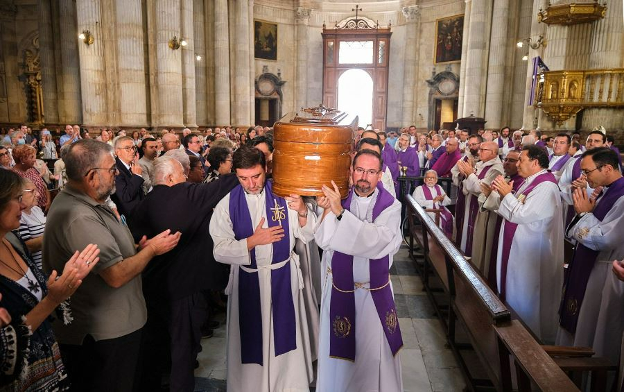 Antonio Ceballos Atienza recibe sepultura en la Catedral de Cádiz en una multitudinaria celebración