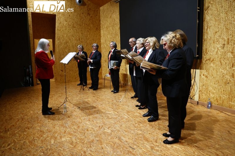 Los mayores se divierten con el folclore y el baile