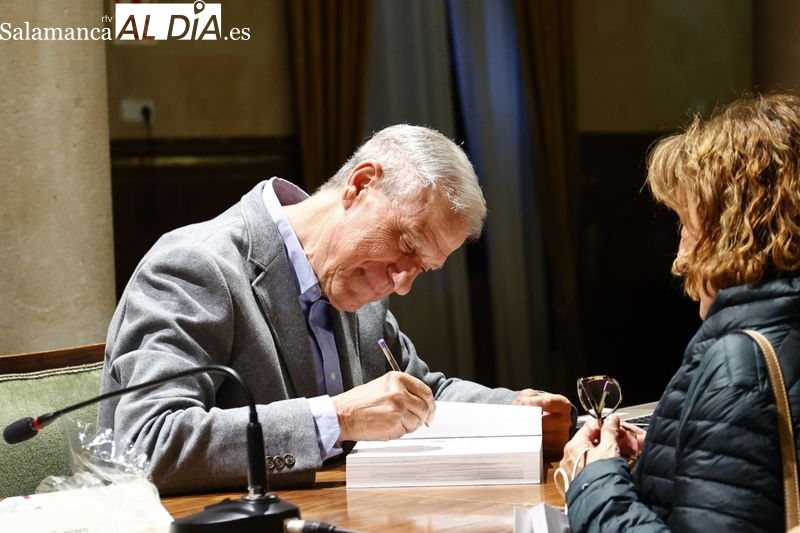 El exalcalde de Salamanca Jesús Málaga presenta su tercer libro sobre la historia de la ciudad