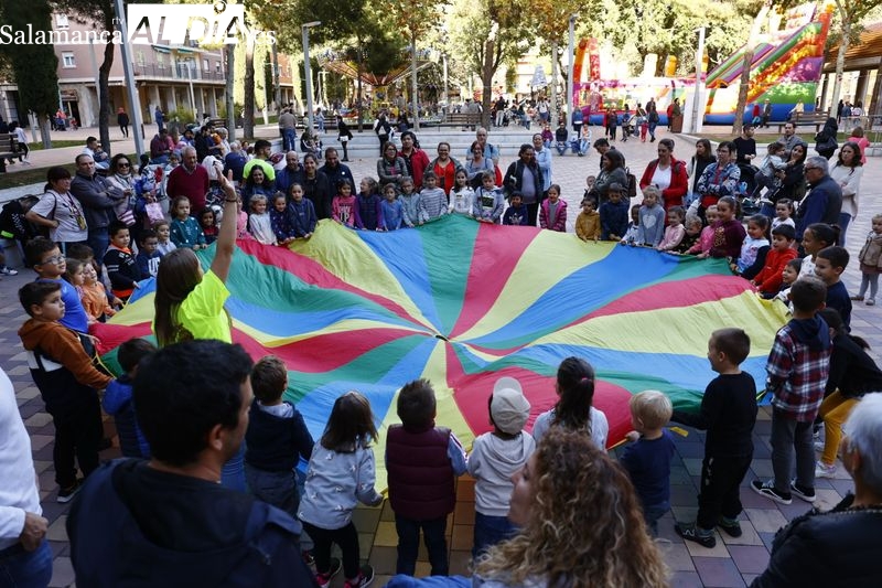Juegos, globoflexia, pintacaras... en la Plaza Barcelona