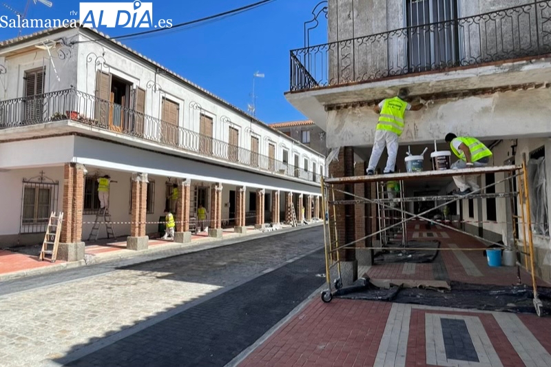 Arranca el pintado de los arcos y espacios municipales en la Plaza Nueva, ultimo gran proyecto de ‘Ecopintura Peñaranda’