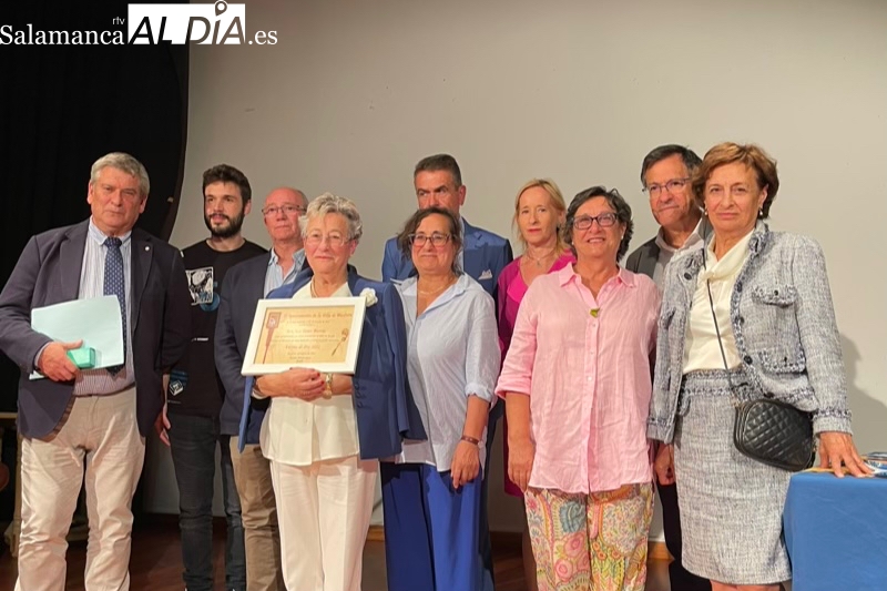 Macotera salda su deuda histórica con ‘Don Pepe’ al entregar emocionado la Encina de Oro póstuma a José Flores