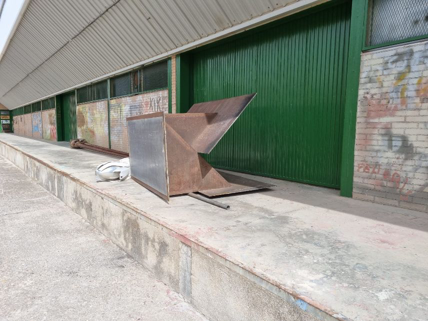 El PP muestra su malestar por la situación de la escultura del libro, dejada a las puertas del Merca Rural desde las fiestas 